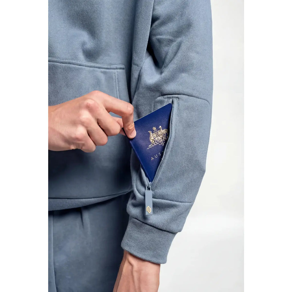 mirror:https://cdn.shopify.com/s/files/1/0085/6100/0510/files/avionlux-dream-premium-travel-hoodie-902.webp?v=1778352471