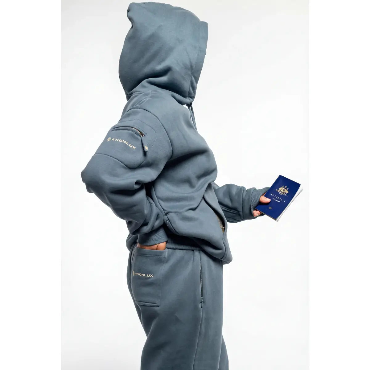 mirror:https://cdn.shopify.com/s/files/1/0085/6100/0510/files/avionlux-dream-premium-travel-hoodie-915.webp?v=1778352478